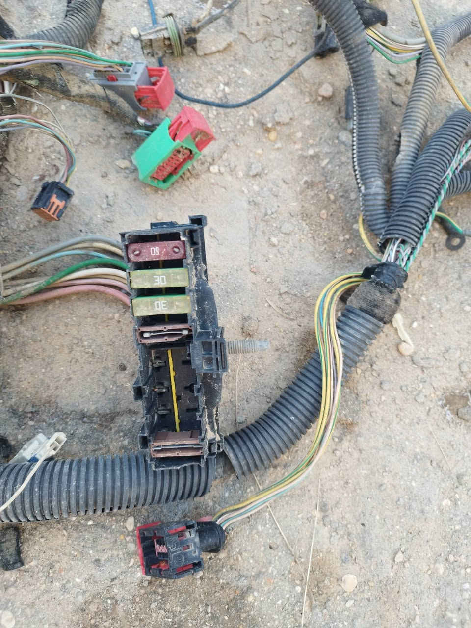 متوفر ضفيرة محرك كاملة وضفيرة من جوه الدشبول للمحرك بيجو ٣٠٧ حتى روس الباتري وياها فيش قاعدة فيوزات المحرك يوجد  توصيل  ***********
