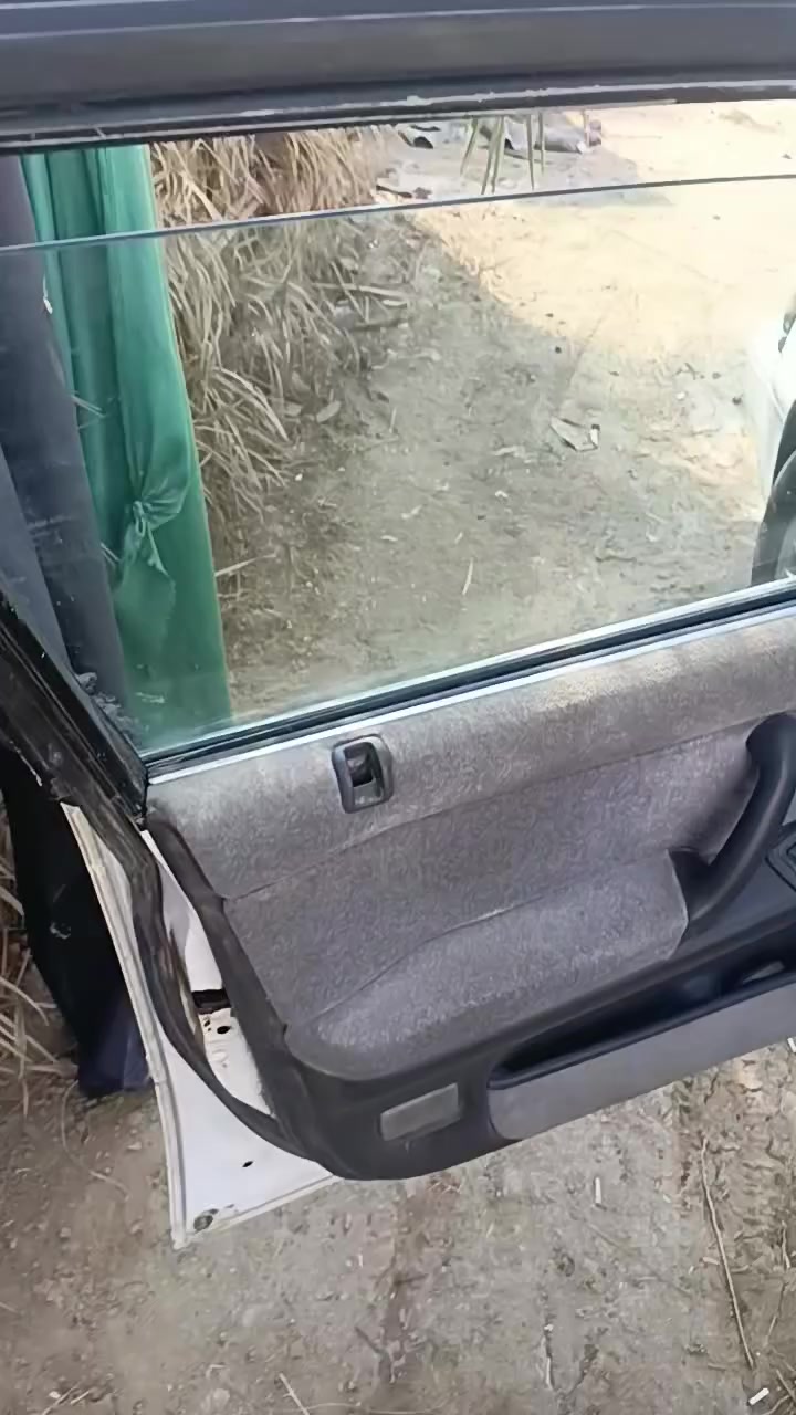 سلام عليكم سيارة كراون ارنب فحل طويله لون ابيض موديل 95 سياره مكفوله من الكصه ونقل جثه وكير ومكبنه بيها خيط بخار من الصالنصه بس ترايك 3سنوات شرط شاصي جسر مكفول سياره مصبوغه جماليه بدون دواخل سياره تريد ترتيب دواخل السعر 55وترهم مراوس  مكان السياره محافظة الديوانية قضاء الشاميه الاتصال  ***********ادمن وافق
