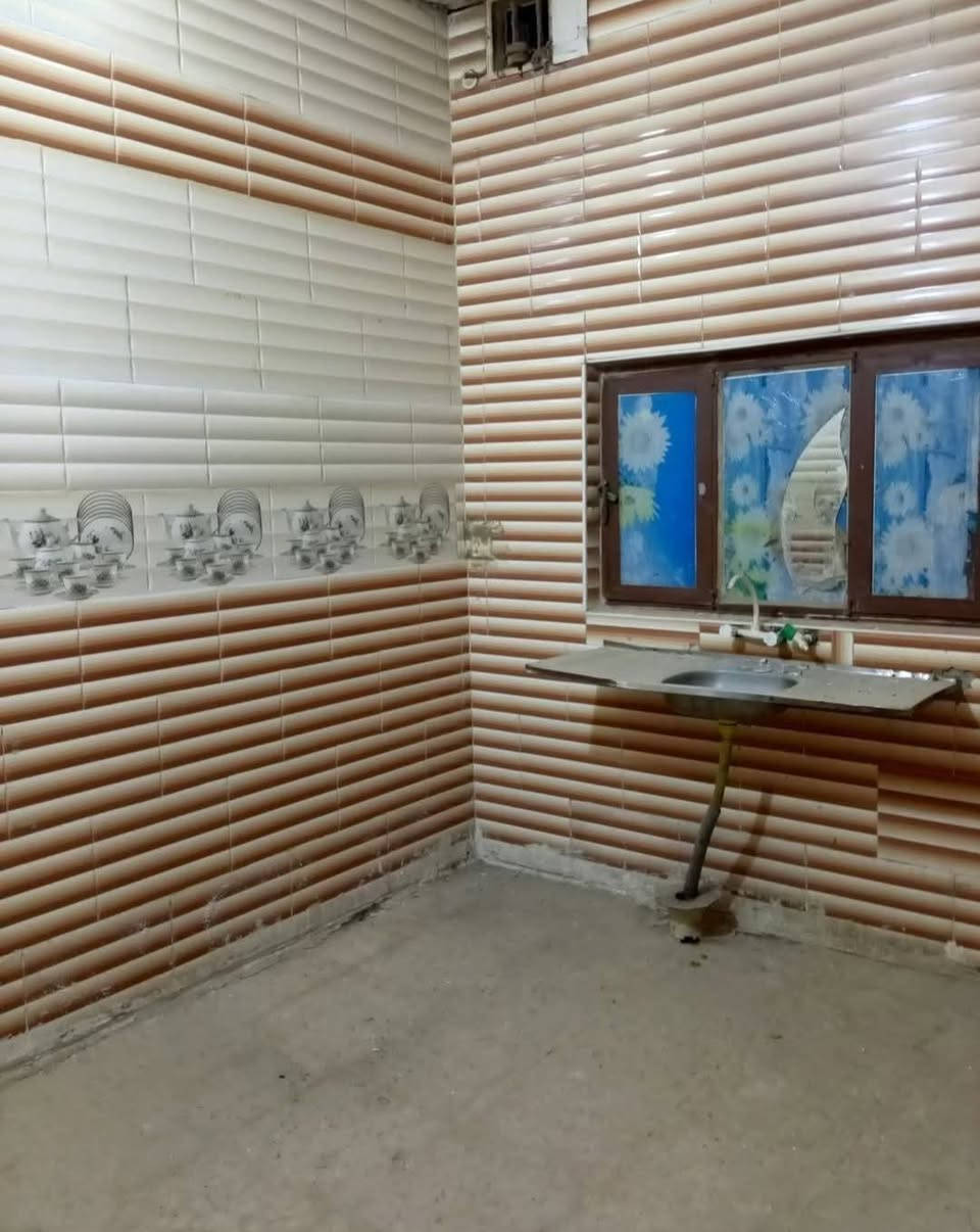 بيت #للايجار مساحته 110متر موقعه #التقيه_الثالثه   قرب مذخر الادويه يحتوي علئ غرفه وصاله ومطبخ واستقبال وصحيات داخليه و خارجيه  وكراج سياره 
#ايجاره 250 الف مع الماء والكهرباء 
للاستفسار اكثر
*********** واذا اكو احد شراي هم للبيع
