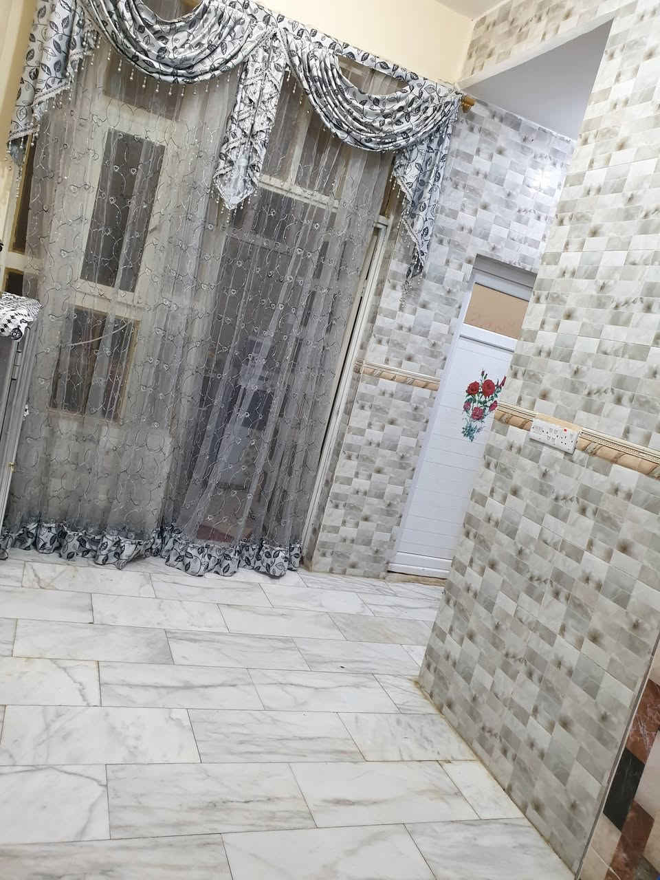 السلام عليكم
بيت للإيجار بحي الجامعة 
مربع الذهبي مساحة ٢٠٠ متر طابقين
 ***********
