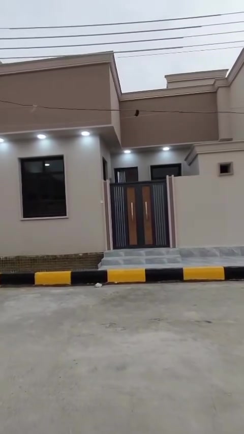 سلام عليكم موحود بيت ايجار المساحه 100 بناء حديث مامسكون البيت العنوان الناصريه الاسكان الصناعي الحولي الجديد مال ال بوفياض مقابيل مدرسه الحريه رقم الاستفسار ***********
