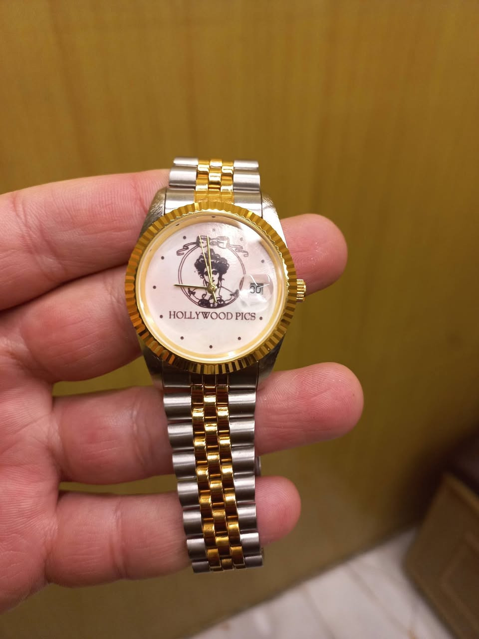 ساعه باله نسائيه ماركه فخمه
مزاد زاد الله من زاد.

*********** واتساب
