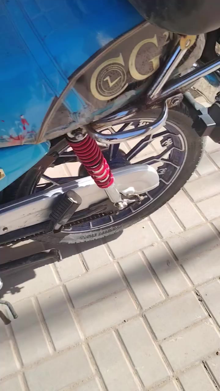 السلام عليكم دراجه ايرانيه خمسه ريال نظيفه موديل 25 رائد هيبه 700 مجال بسيط ***********
