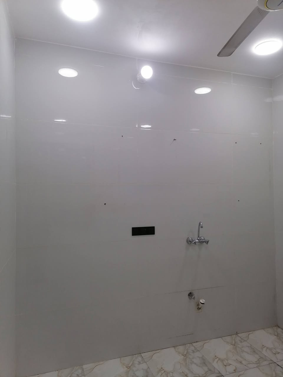 شقه يجار في حي سومر شارع العام السعر 400 الف مع ماي وكهربائ حديثه مكتب 🏢 التساهل… العقار ***********
