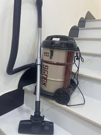 مكنسة كهربائية • مستعملة شهر