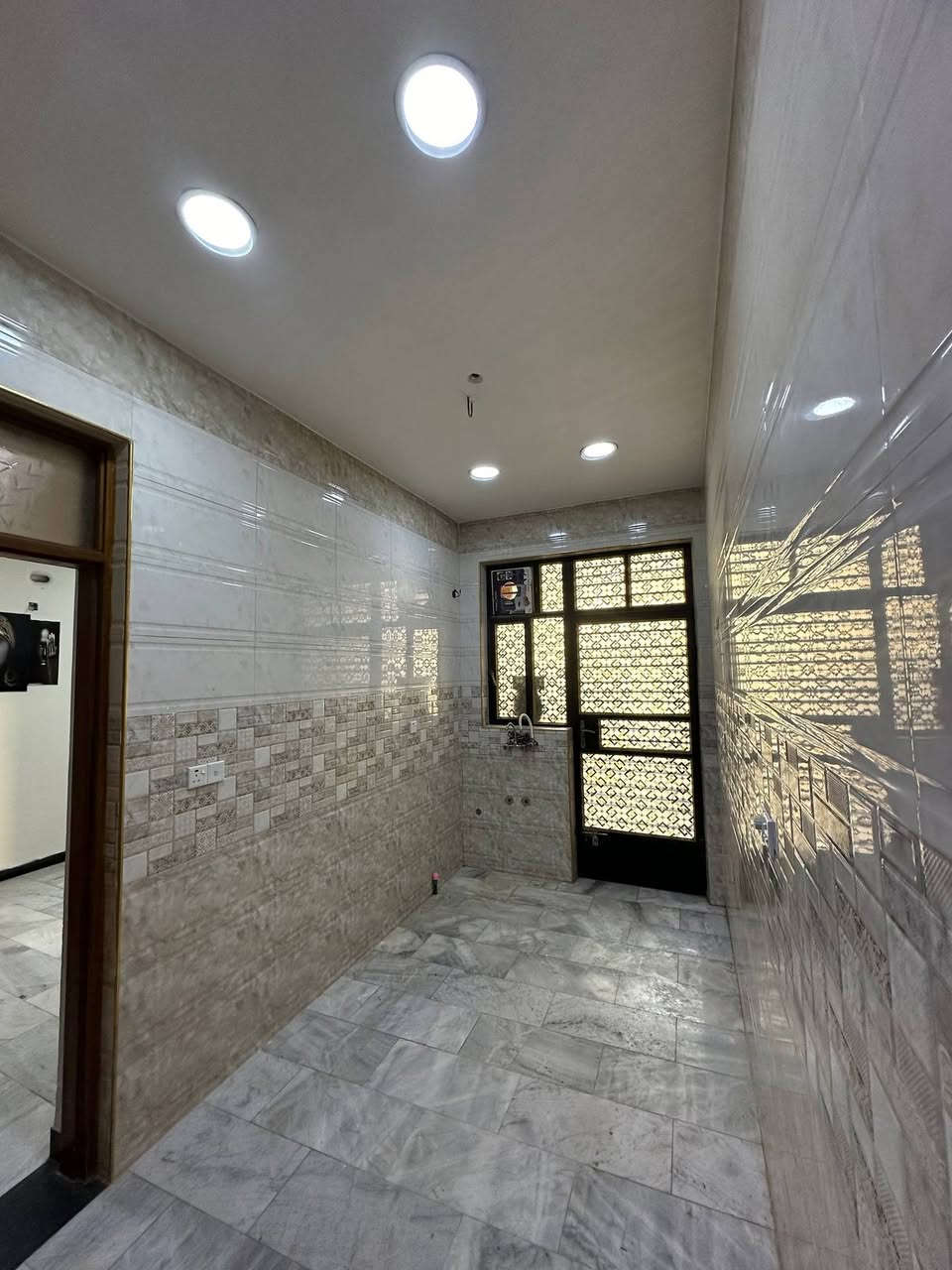 #دار للايجار 
#طابق #ثاني
بناء جديد/صالة/ مطبخ/ غرفتين نوم/ خدمات/ سطح/ ((معزول من ناحية الماء والكهرباء والدرج..))
نظيف جدا موقع مميز ..
الفرع العريض..مجاور متنزه الجمهورية.
(#للاتصال صاحب البيت مباشرة=  ***********)واتس اب.
