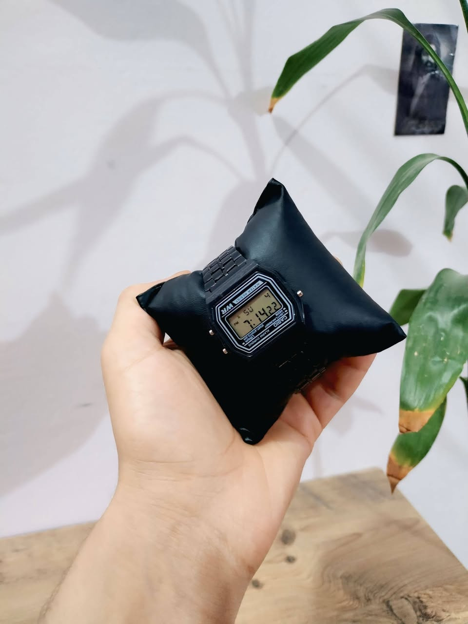 ⌚ساعة يد رجالية ⌚
🔸الماركة:كاسيو رقمي 
🔸سير حديد مفتوح والفقل مختم
🔸شاشة متكاملة: تاريخ+منبه⏰+لايت للإضاءة)
🔸ضهر براغي مع مقاومة للماء🔧
🔸خفيفة جدا على اليد: الوزن 41 غرام
🔸قياسات مثالية القطر 34 ملم السمك 9 ملم.


**إذا كنت صاحب هذا الإعلان وتريد حذفه لأي سبب، رجاءا أرسل رسالة إلى الدعم الفني**