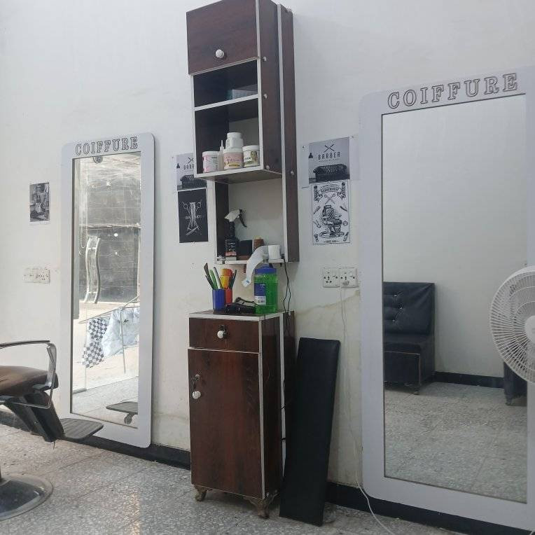 للبيع ميز حلاقة رف وتعليك عدد ٢
 مرايا عدد ٢ قاطع جام
مغسلة
قنفات ٢
كرسي حلاقة ١
السعر ٧٥٠ وبي مجال 
بغداد الخطيب الزراعي شارع خولة الاتصال على الرقم واتس اب فقط 
***********
