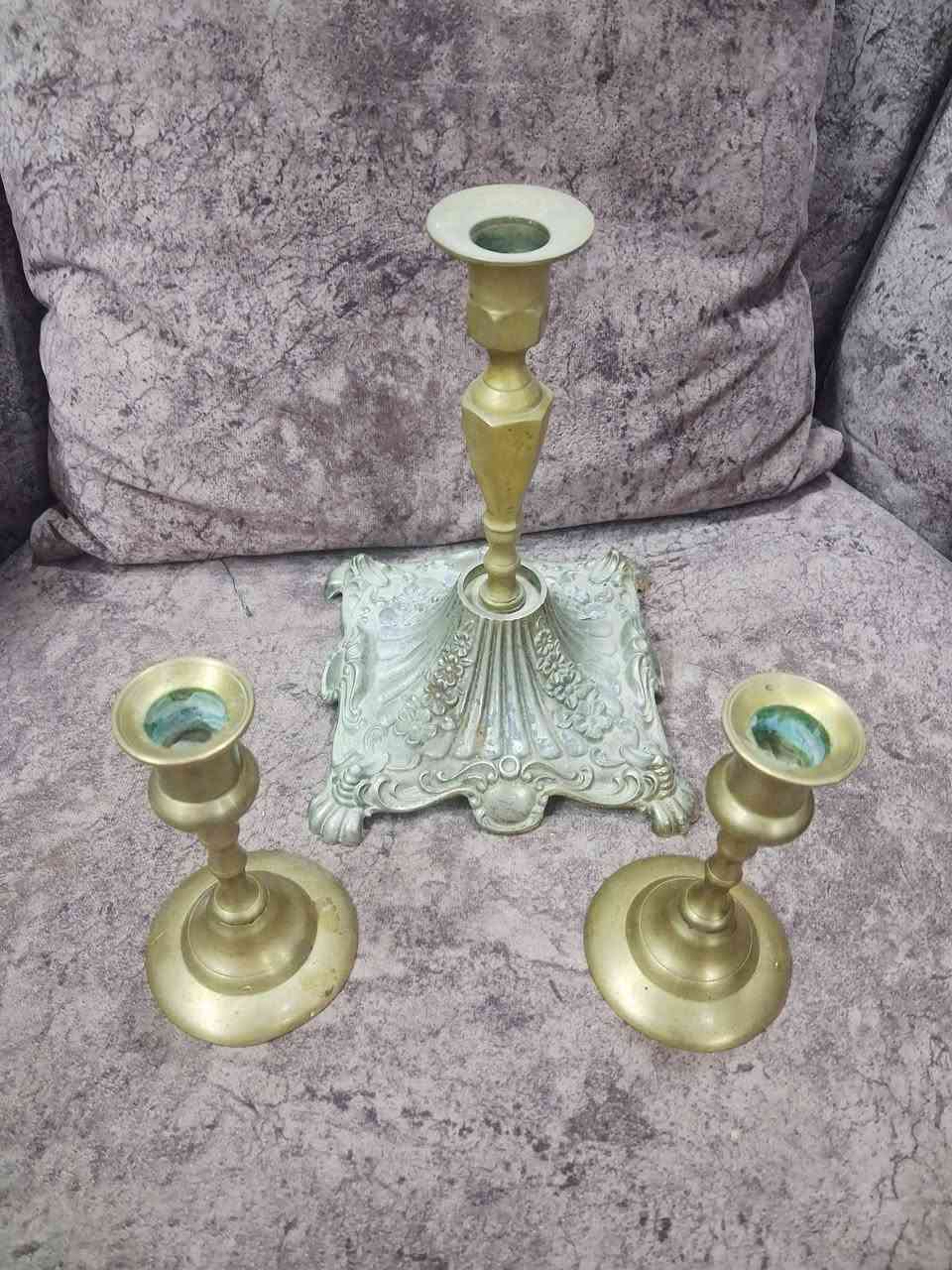 ✨ طقم شمعدانات نحاس قديم – قطعة فخمة لعشّاق الأنتيكا ✨
طقم مميز مكوّن من 3 قطع:
🔸 شمعدان كبير بقاعدة مزخرفة بتفاصيل كلاسيكية أنيقة
🔸 شمعدانين حجم أصغر بتصميم متناسق
مصنوعين من النحاس الثقيل، تفاصيلهم راقية ولمسة الزمن معطيتهم طابع أنتيك فاخر 👑
مناسبين للديكور الكلاسيكي، المداخل، الطاولات أو جلسات الضيافة.
📩 متوفر للبيع بسعر مناسب – للاستفسار خاص.


**إذا كنت صاحب هذا الإعلان وتريد حذفه لأي سبب، رجاءا أرسل رسالة إلى الدعم الفني**