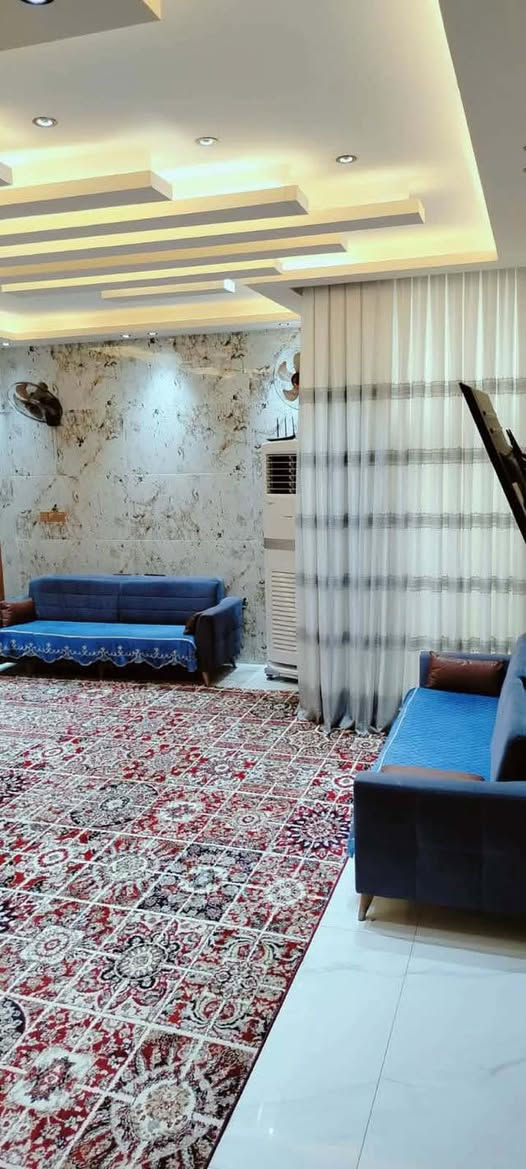 عقار للبيع في حي المهندسين – منطقة 17، بمساحة 200 م²، العقار طابقين. يحتوي الطابق الأول على استقبال وغرفتين نوم ومطبخ وصالة وتخاريج، بينما يضم الطابق الثاني غرفة نوم واحدة وصالة. العقار مبني بدرجة أولى من حيث الهيكل والتغليف والسقف، وكما هو موضح في الصور أدناه. للمزيد من المعلومات يرجى التواصل على الرقم: *********** سيد كريم المدني
