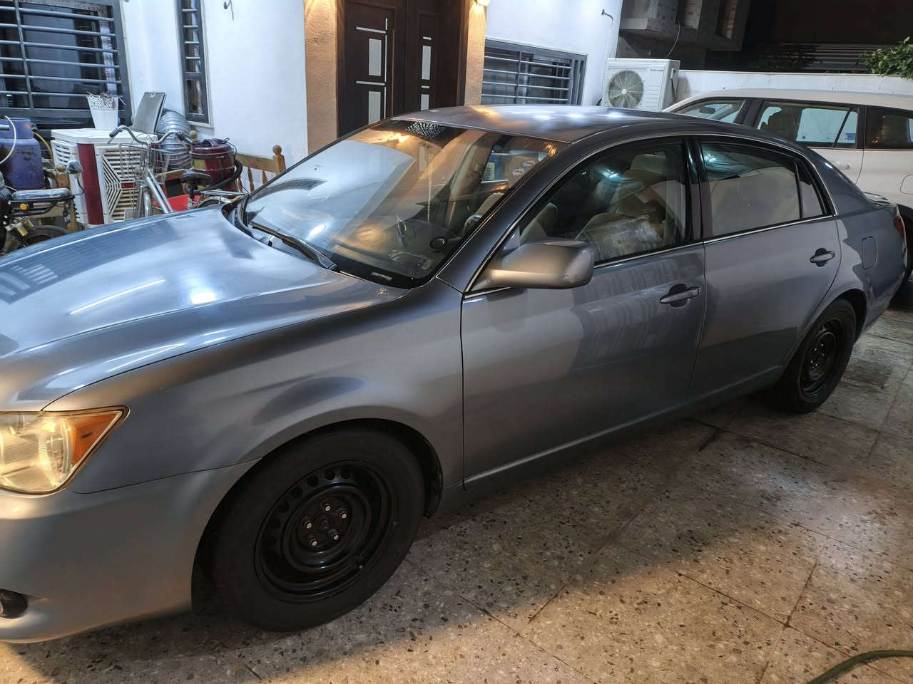 للبيع افلون 2010 رقم اربيل دولي محرك 6V 3500  جديد هزة فحص جديد مكفولة كفالة عامة بس بيه شوية جراد مواصفات بردة خلفية تحكمات ستيرن كشن السايق كهربا كير مكينة كفالة تايرات جدد اني امبدل الويالة اذا تريد ترجعه عل بلادي مكان كركوك ***********
