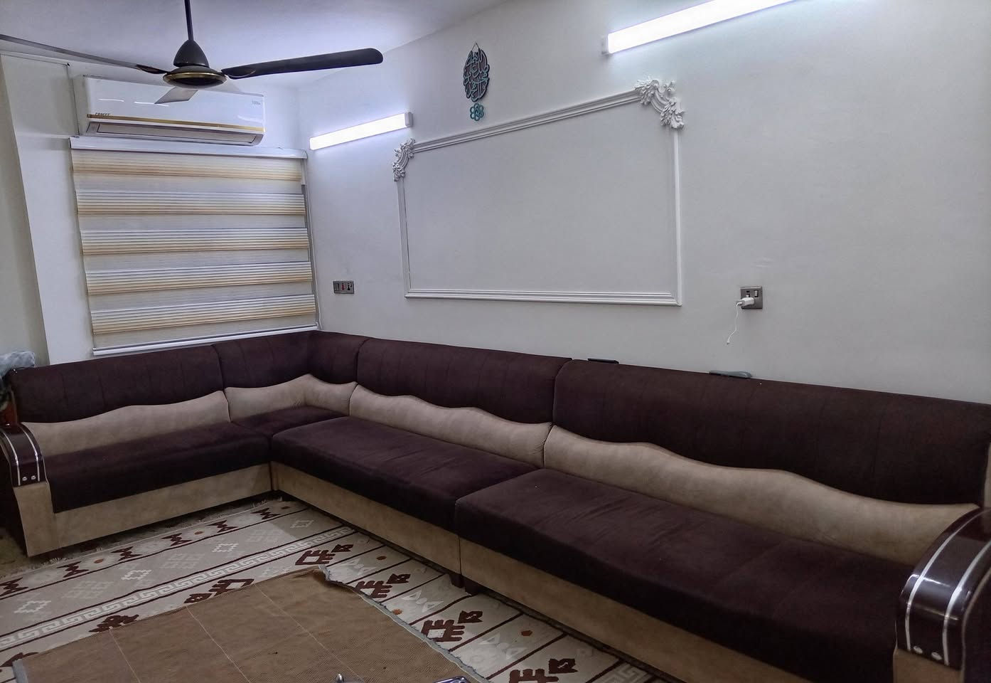 تخم ديوان للبيع قياسه ٥متر و٢٠سم. خالي من اي ضرر اربع قطع السعر ٣٥٠ الف وبي مجال بسيط رقم الهاتف ***********
