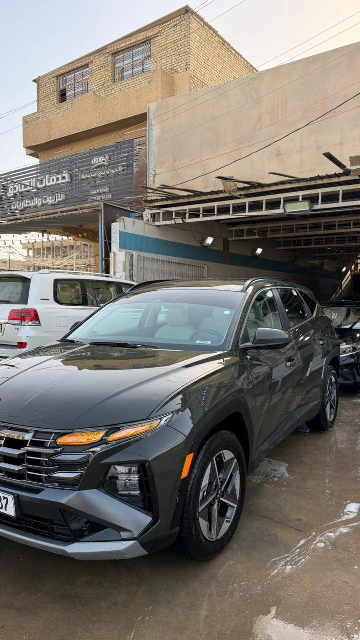 سلام عليكم توسان ٢٠٢٥ لون زيتوني وارد امريكي للبيع 
نص مواصفات 
صبغ جاملغ امامي وبيه ٣ مكانات بارد ايرباك ستيرن طاك ومصلح
ماشيه 4000 مرقمه بغداد 
سعر ٢٢٠ وبيه مجال 
***********
