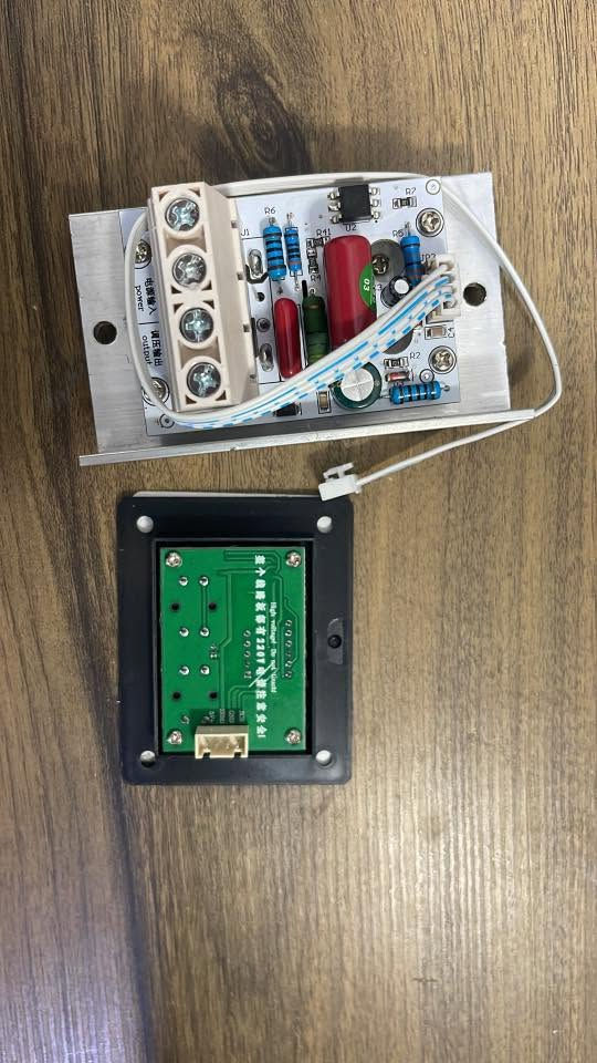 منظم جهد كهربائي (SCR Voltage Regulator) بقدرة عالية تصل إلى 10000 وات.يستخدم للتحكم في سرعة المحركات، أو تعتيم الإضاءة، أو التحكم في درجة حرارة السخانات التي تعمل بتيار متردد 220 فولت.

متوفر 5 قطع السعر/ شلع ب 60 مع التوصيل


**إذا كنت صاحب هذا الإعلان وتريد حذفه لأي سبب، رجاءا أرسل رسالة إلى الدعم الفني**