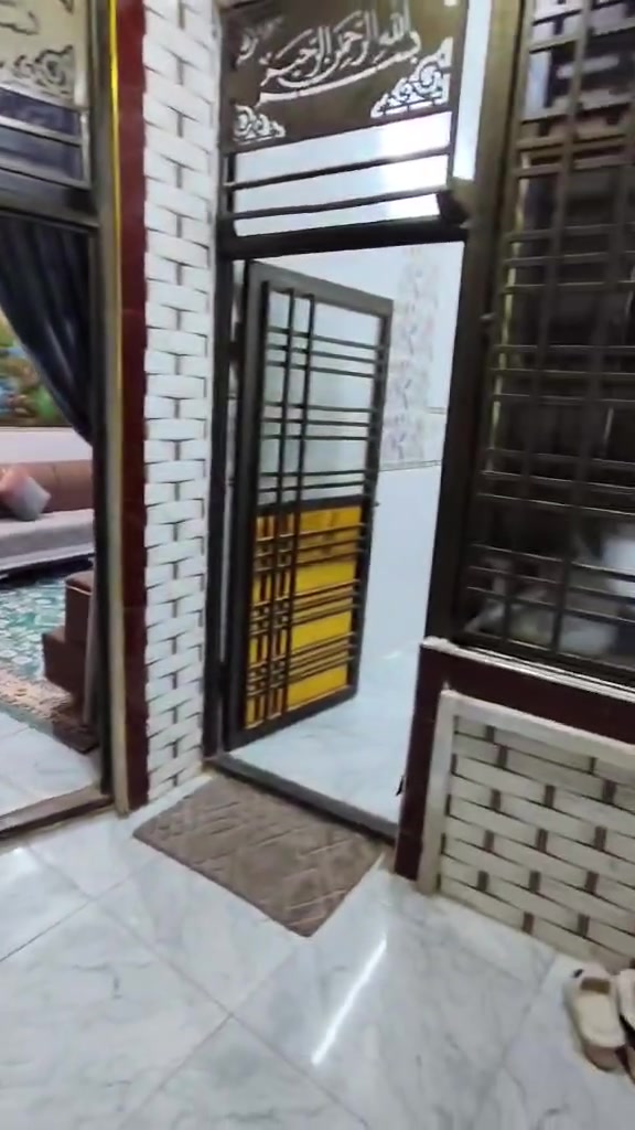 السلام عليكم دار للبيع مساحه 90 متر مربع طابق ونص بناء بلوك درجه اولى 2 غرف نوم واستقبال وصاله ومطبخ عقد 25 اقرار محكمه كربلاء مقابل اسواق برتقاله حي المثالي السعر 120 قابل للتفاوض بيع او مراوس يصلح سكن أو حسينيه 2وكيلوا عن الامام ***********=***********
