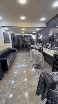 السلام عليكم
محل حلاقة جاهز كامل للبيع الأغراض واضحة في التصوير ونظيفة كامله السعر 4 ملايين وبي مجال.. بغداد السيدية حي الإعلام.
***********
