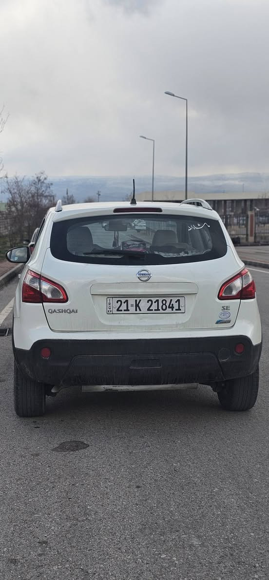 نیسان قاشقا مۆدیل ٢٠١٤ 
سەنەوی بەسەر نەچوە تایەکانی تازەیە بەشەرتی خەرامەو تەحویل سەیارەکە بی مەسرەفە رەسمی فەحسەکەم داناوە سەیارەکە لەسلیمانە 
سعری ١٢٦ وەرەقەو مەجال  
موشتەریت تەلەفونکە 
*********** السليمانية, العراق
