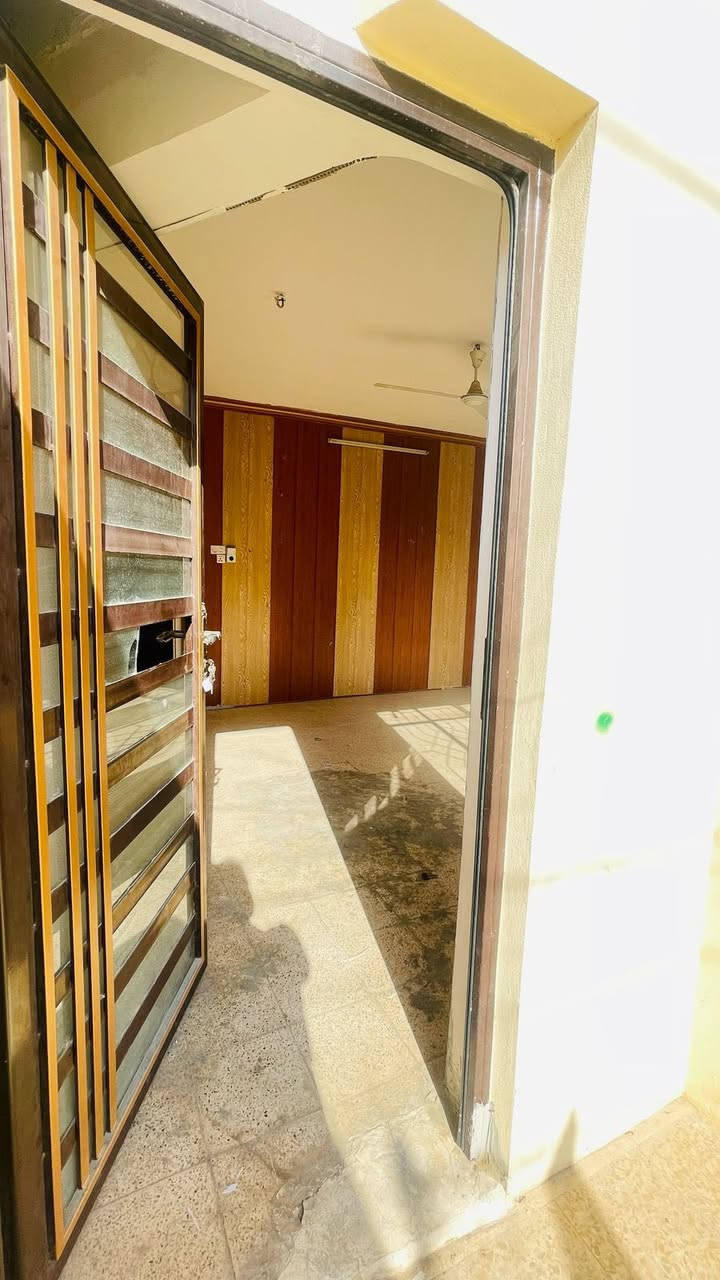 دار للأيجار المساحة 100 متر  في حي الصديق الثانية خلف جامع الطيار                    
الطابق الأول غرفة نوم وهول ومطبخ وصحيات 
الطابق الثاني 
غرفة نوم وهول ومطبخ واستقبال 

علماً ان الدار مفصول الطابق الاول عن الثاني 
للاستفسار 
***********
