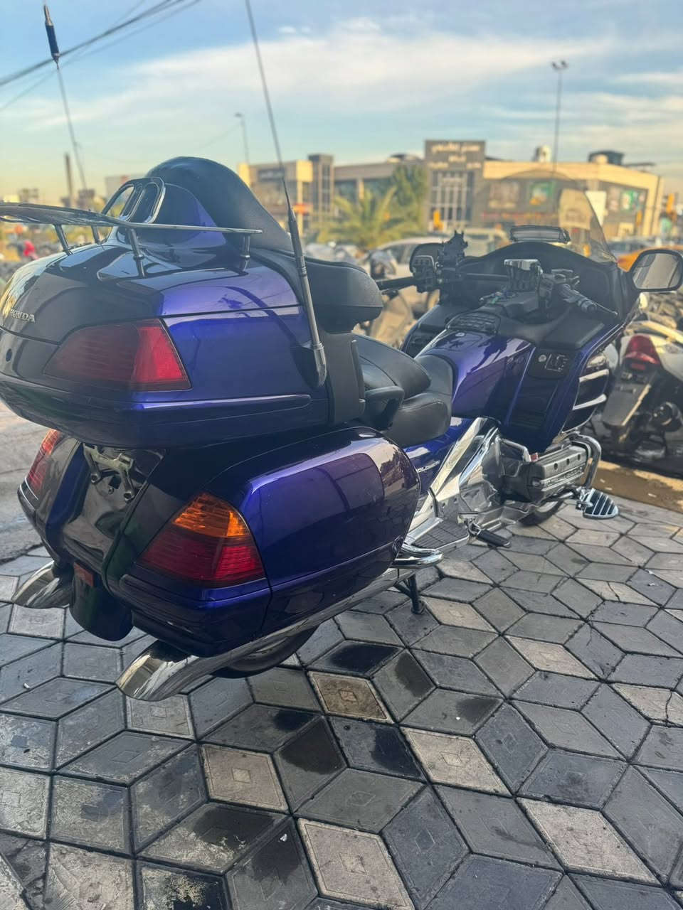 كولدن ونك حجم المحرك 1800
مديل 2002
وارد أمريكي دخول جديد بدون 
حادث مكفوله كفاله عامه 
مكينه كير بك جكات اي نقص ما بيهه ماشيه 181
عنواني بغداد شارع فلسطين ***********
