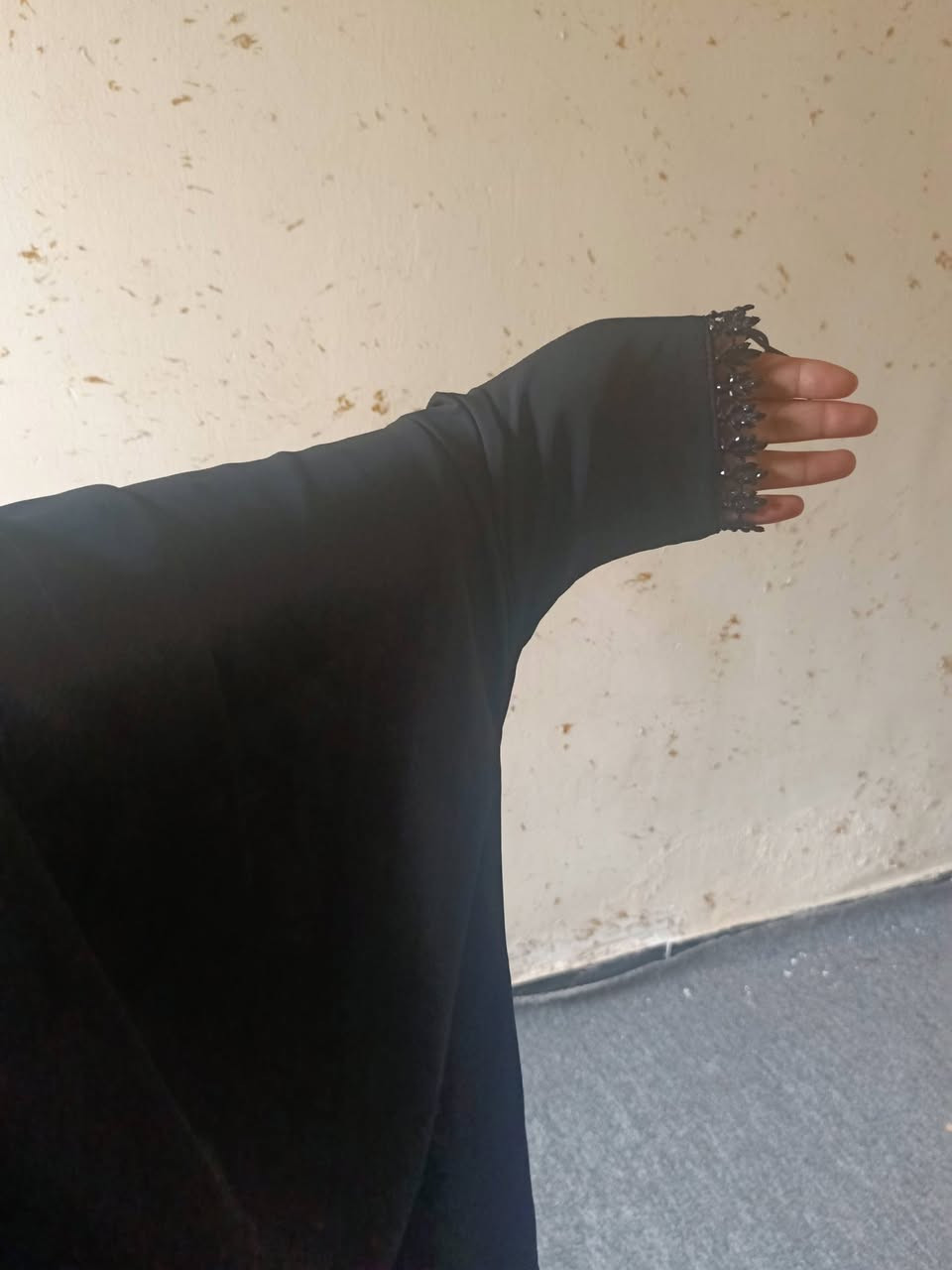 هلو بنات اشترينا هاي العباية سعرها 28 بس اخذناها ب25 والله شاهد ما ملبوسة ولا طالعين ببها بس گدرناها وضميناها ماصارت المهم قيمنها واخذنها تلبس عمر 12 سنة الحد 15 طول 150 تقريبا سوادها يجنن حتى 10 سنين تلبس وزنها مو ثقيل متأذي الراس


**إذا كنت صاحب هذا الإعلان وتريد حذفه لأي سبب، رجاءا أرسل رسالة إلى الدعم الفني**