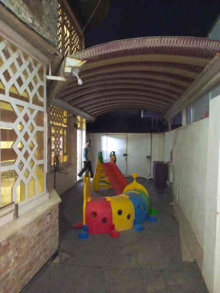 #دار_للايجار 📍 الموقع: #ام_الخيل_الأولى — خلف برج الأمراء
البيت ركن ومرتب وبناء حديث

📐 المساحة: 140 متر

⸻

الطابق الأرضي يتكون من:
 • غرفة
 • صالة
 • مطبخ
 • استقبال
 • صحيات
 • طارمة
 • خدمات أخر

الطابق الثاني يتكون من:
 • غرفتين
 • صالة

مكتب الماس للعقار والمقاولات العامة
 • موقع المكتب: نزلة حي المعلمين – قرب متوسطة الجزائر
 • رقم الهاتف: ***********
