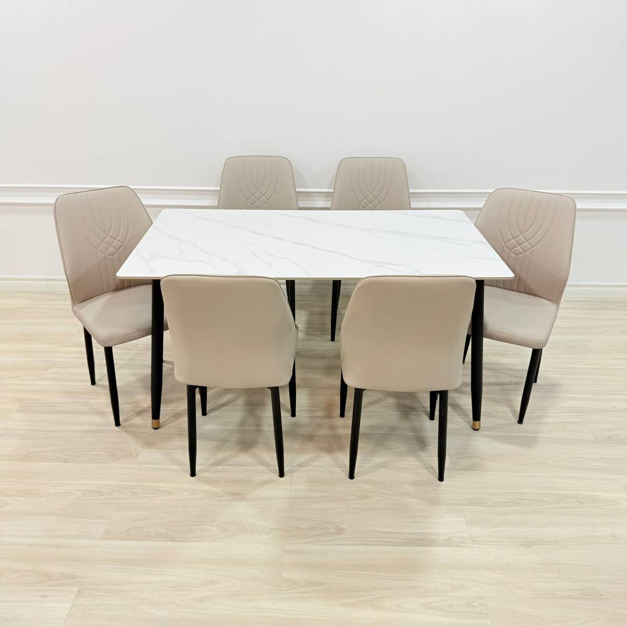 ميز طعام 6 كرسي رجل حديد سطح رخام مزجج
قياس الميز 80*140 سم 

السعر 245 الف


**إذا كنت صاحب هذا الإعلان وتريد حذفه لأي سبب، رجاءا أرسل رسالة إلى الدعم الفني**