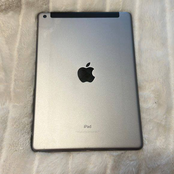 للبيع آيباد (Apple iPad) نظيف جداً
اللون: فضي (Silver) مع واجهة [أبيض/أسود]
سعة التخزين: [16 / 32 / 64] جيجابايت
 يدعم [Wi-Fi فقط / Wi-Fi + شريحة اتصال]
جهاز يعمل بشكل ممتاز، الشاشة سليمة، والبطارية ممتازة
السعر 70 ألف دينار وقابل للتفاوض


**إذا كنت صاحب هذا الإعلان وتريد حذفه لأي سبب، رجاءا أرسل رسالة إلى الدعم الفني**