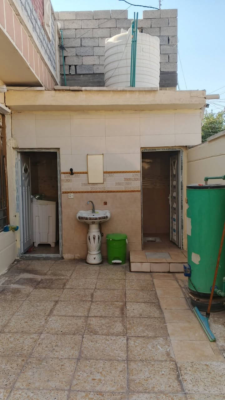 السلام عليكم عندي بيت للبيع مساحة 200 متر / يحتوي البيت على استقبال ومطبخ وغرف عدد 2 + صحيات وترك وبيتونه وسطح + گراج جبير
موقع المكان / بغداد مجمع فدك قرب مجلس البلدي
التواصل على هذا الرقم / ***********
