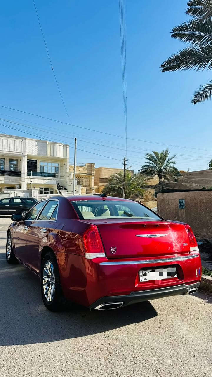السلام عليكم للبيع كرايسلر C300 موديل ٢٠١١ محدث بالكامل ٢٠١٦ تحديث اصلي رقم بغداد باسمي تحويل مباشر وارد امريكي حادثه جاملغ وبنيد بدون ايرباك بدون دواخل السياره جاهزه مكينه مبدله جديده ممفتوحه كير صدر امامي خلفي تخم تاير كله جديد السياره جاهزه من كل شي مواصفات شاشه كامره خلفيه كروس سرعه تحكمات كشنات كهرباء وجلد كشانت تدفئه وباقي المواصفات معروفه 
مكان السياره بغداد البنوك
السعر 150 وبيهه مجال 
للاستفسار ***********
