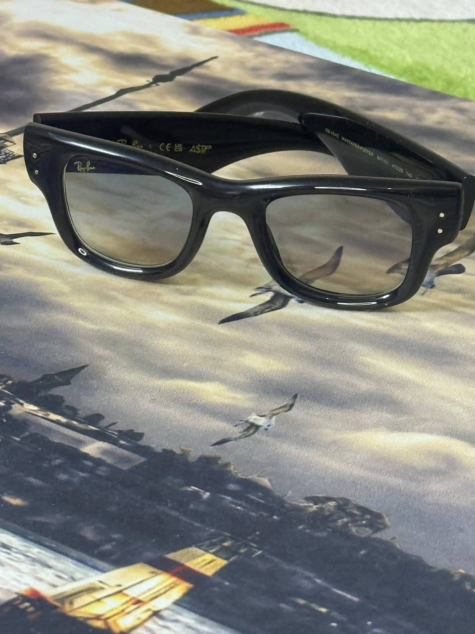 Rayban 🇮🇹
Wayfarer puffer asap rocky

ريبان لوك زيرو غير مستخدم

اصدار خاص تعاون مع مغني asap rocky

فريم اسود

عدسات زجاج  نيلي فاتح 

تنلبس ليلي نهاري 

للحجز والاستفسار خاص


**إذا كنت صاحب هذا الإعلان وتريد حذفه لأي سبب، رجاءا أرسل رسالة إلى الدعم الفني**