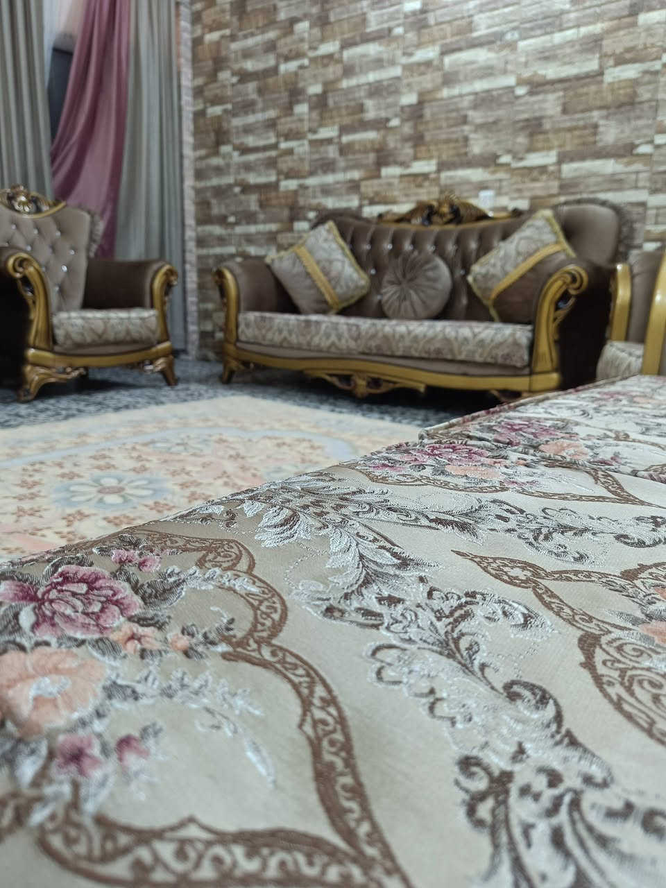 تخم تركي 10 مقاعد ملكي نضيف جدا قماش قديفه خشب زان المكان كوفه *********** الاستفسار وتساب
