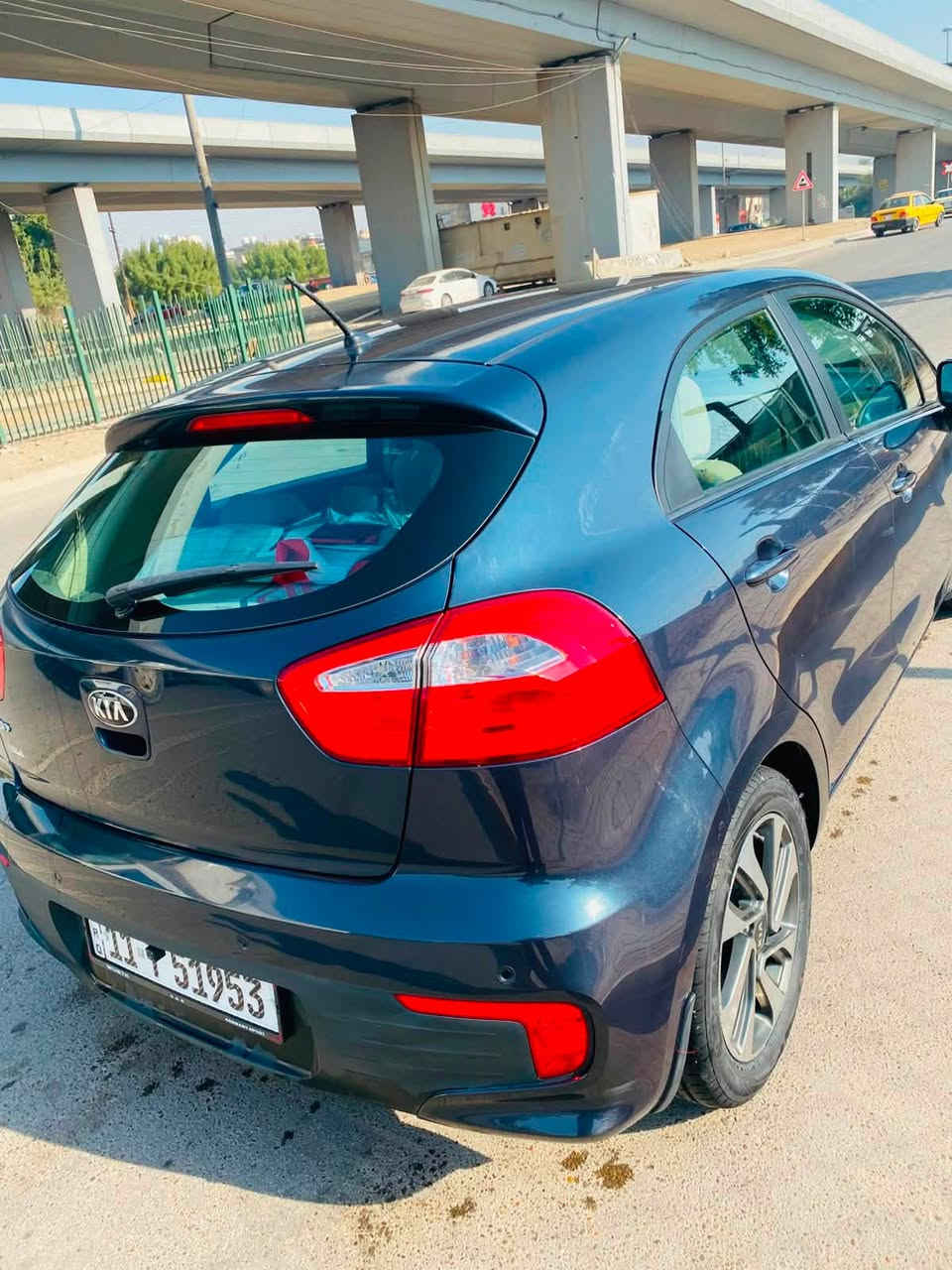 السلام عليكم 🌹

للبيع Kia Rio هاتشباك 2016
خليجي فل أوبشن (دبل قطره المرغوب) گير اوتماتيك
بأسمي رقم بغداد الجديد سنويه للـ2029
المواصفات:
✅ تشغيل بصمة ( بصمتين وياها)
✅ فتح الأبواب بالبصمة
✅ فتحة سقف (سلايد)
✅ مرايا جانبية شفط
✅ تحكم إستيرن من الجهتين
✅ حساسات خلفية
✅ الويل والتاير الاصلي حجم 17 بس اني ضامهن وشادلها حجم 16 مال كيا الاصلي. السبير 17 ما مستعمل وما زال بحالة الوكالة.
✅ واكيد باقي التفاصيل مثل منفذ AUX و USP و شاحنه وبلوتوث ونظام ECO ومانع انزلاق وهل سوالف الثانيه وCD وصوت السماعات كلش حلو  لايت اوتو  جامات كلها كهربائيه وباقي التفاصيل الثانيه خاف ناسي شي…..

حالة السيارة:

ماشيه حاليًا 47 ألف كم فقط (قابل للزيادة).
السيارة نظيفة جدًا.
بيها طخه بسيطة بالدعامية الأمامية والخلفية، وكذلك الباب الخلفي جهة السائق هم خفيفه (موضحة بالصور).
باقي السياره وكالة، والإيربكات كلها سليمة والحمد لله.

ملاحظة بكل صراحه:
قبل سنة، بسبب الكهربائي شد بلكات مو مالتها صار صوت بالمحرك، وتمت صيانة المحرك وتبديل البساتم فقط، أما باقي أجزاء المحرك (الكرنك، الهيد، البلوك وغيرها) فهي وكالة ولم يتم تبديلها أو كصها او اي شي ثاني، والسيارة تعمل بصورة ممتازة من وقتها والف الحمدلله بس ابيع مكينه مفتوحه .

السيارة اقتصادية والي تعجبه يتصل ويبشر منختلف….

للاتصال او واتساب
***********
السعر 108
