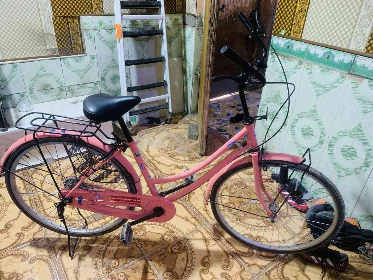 سلام عليكم بايسكل شركه BD مديل 2022 حجم 26 لون وردي جديد باله نازل من الحاويه صارله ٥ ايام ما بي ولا طكه سعر ١٦٠ وبي مجال حك الجيه موجود ماسنجر و اتساب *********** ما بي شريحه فقط واتساب 💚
