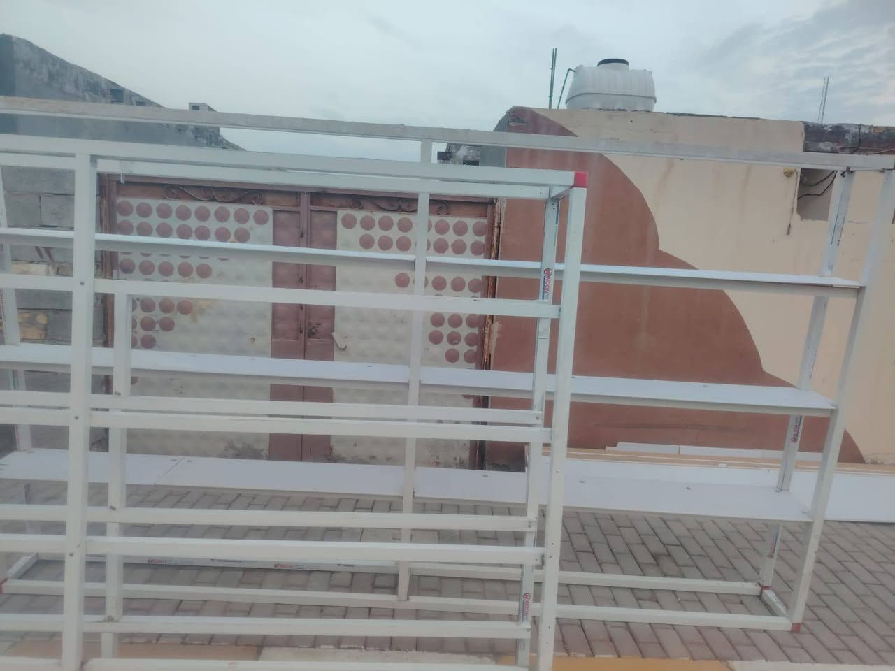 رفوف المنيوم عدد 3
ممتازة وخدمية تصلح عوارض اسواق ورفوف 
السعر الرف ب 30 
عنوانهن حي الفرات 
الرقم ***********
