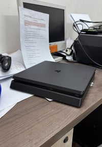 بلي ستيشن ٤ • ٥٠٠ جيجا • ذراعين واحد معطّل