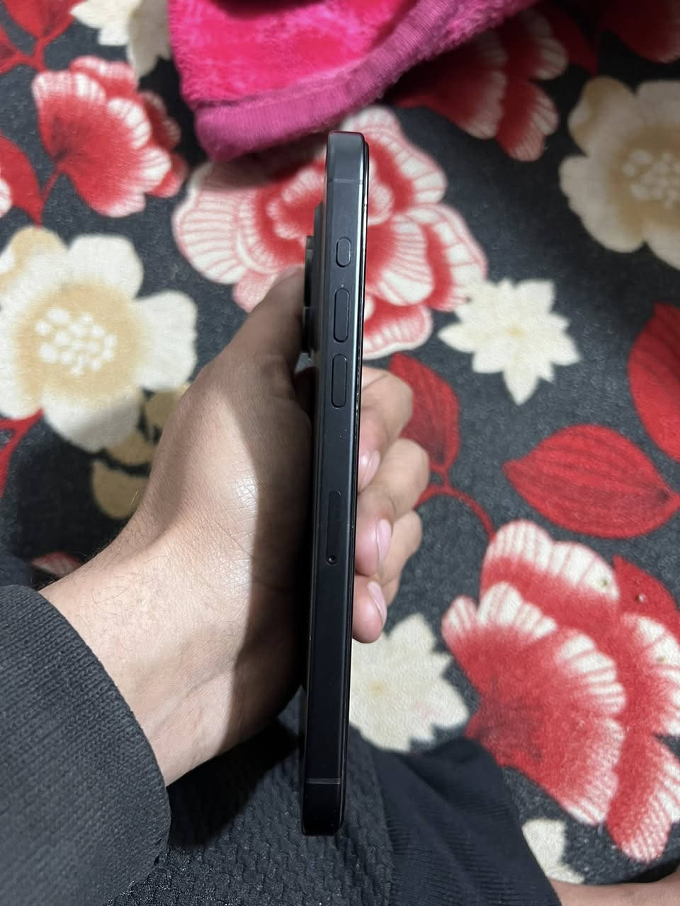 سلام عليكم 15 برو ماكس
ذاكره 256 بطارية 84 الجهاز بده بضمان مال ماستر 
جهاز طخة ما بي السعر 975 للستفسار ***********
