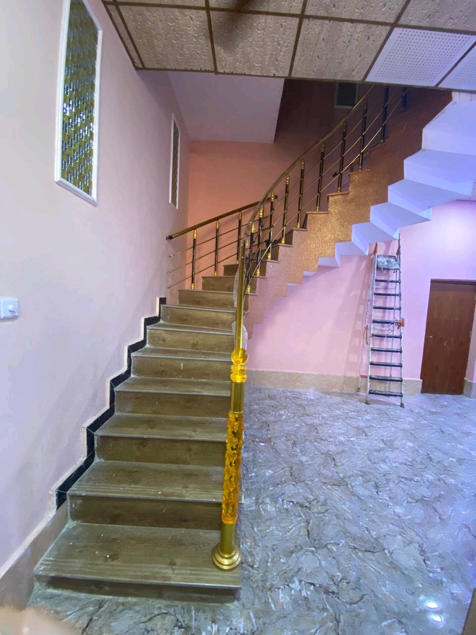 الفيروزيه شارع ١٦ 
طابو صرف زراعي المالك موجود 
المساحه ٢٧٥ على شارعين فرعيات
الطابق الأول غرفه وهول ومطبخ وصحيات 
الطابق الثاني ثلاث غرف وهول وصحيات 
ديوان او حسينية  مع طارمه ومخزن وصحيات خارجيه  بناء حديث 
السعر ١٨٠ مليون وبيه مجال ***********