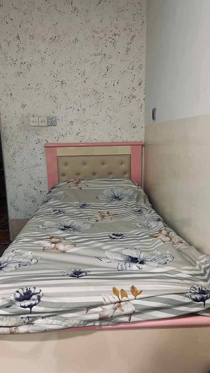 ئه م ژورى نوستن گه نجانه بوفروشتن ٣سيسه م ميزتواليت مه عره ز هيچ عه يبيان نيه له هه ولير ٢٨٠معامله
غرفه نوم بناتيه ٣سرير مابيها اي عيب مكان اربيل ٢٨٠بيها مجال


**إذا كنت صاحب هذا الإعلان وتريد حذفه لأي سبب، رجاءا أرسل رسالة إلى الدعم الفني**