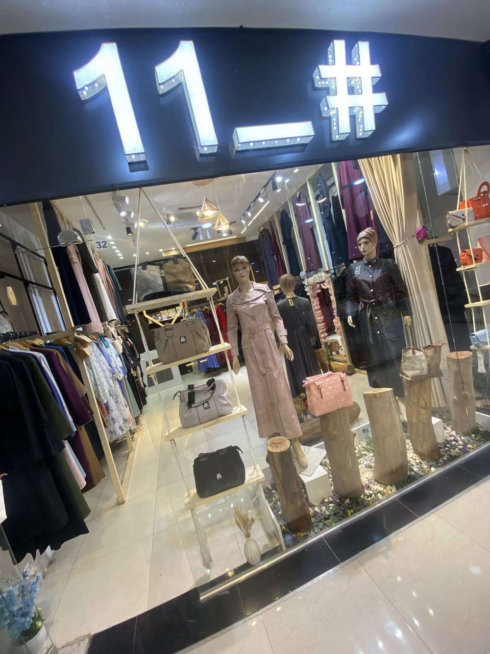 محل داخل مول فاملي للبيع بقرب الالعاب للبيع لعدم التفرغ محل كامل ديكور يرهم ملابس وجنط رجالي نسائي 
للستفسار والتفاصيل لاتصال ***********
