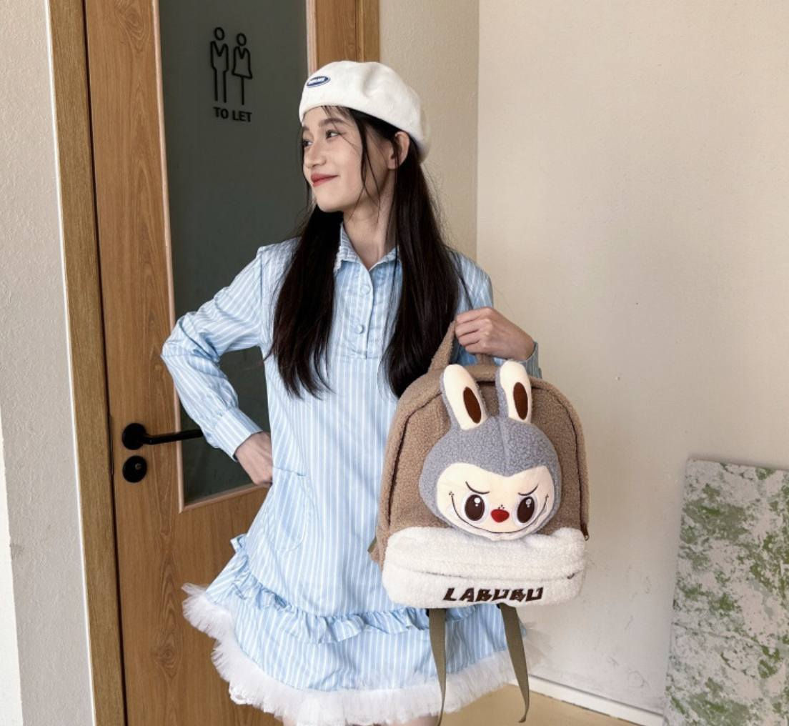 ✨ شنطة للكبار والصغار كيوت بتصميم مميز ومريح ✨🎒

ستايل لطيف وعملي يناسب الأطفال والبنات الكبار همين 💖
شنطة خفيفة وناعمة ومثالية للمدرسة، الجامعة أو الخروج اليومي 🐰✨

🧸 تصميم لابوبو الكيوت 👀💗
مستوحى من شخصية Labubu المحبوبة، بتفاصيل مرحة ووجه كيوت يخلي الشنطة ملفتة وشيك بنفس الوقت 😍🎀

🌈 الألوان المتوفرة:
• بني 🤎
• وردي 💗
• أزرق فاتح 💙

✔️ خامة مريحة وناعمة وجودة عالية
✔️ سحاب متين وسهل الاستخدام
✔️ تصميم جذاب يليق بكل الأعمار
✔️ شكل لابوبو يعطيها لمسة كيوت ومميزة 🧸✨

سواء لطفلتك أو إطلالتك إنتِ… خلي ستايلك كيوت ومختلف بكل مكان 😍

سعر القطعة 18 الف
🚘يوجد خدمة توصيل لجميع محافظات العراق  5 الاف🚘


**إذا كنت صاحب هذا الإعلان وتريد حذفه لأي سبب، رجاءا أرسل رسالة إلى الدعم الفني**