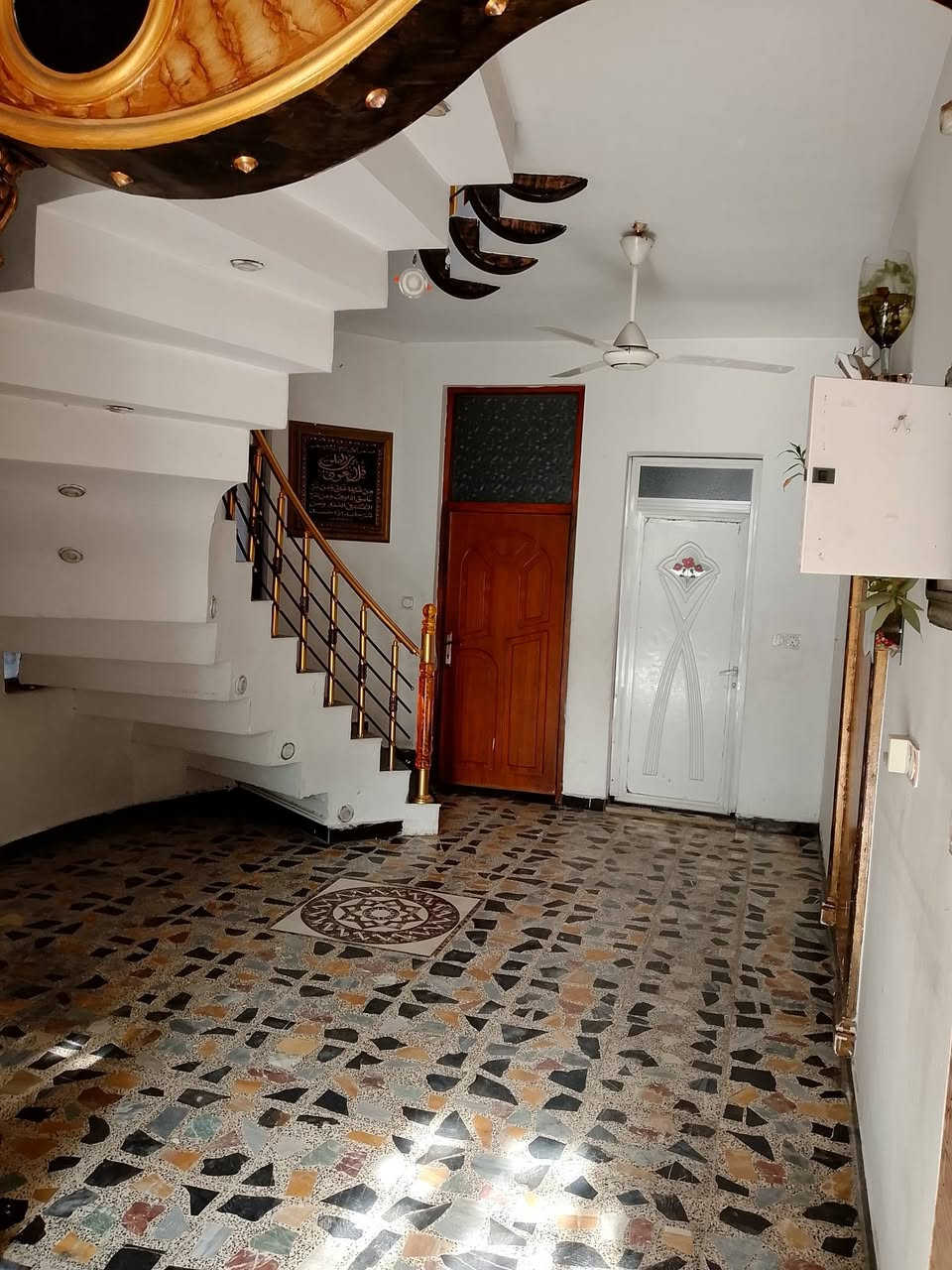 للبيع بيت 100 متر بمنطقة الشعب — مرتب وجاهز للسكن

📍 الموقع: الشعب، مقابل حسينية المصطفى، شارع 30
مطل على سوق الفورتات وقريب من ضامر أبو النشاية.

البيت يحتوي على:

- كراج سيارة
- خدمات خارجية
- غرفة خطار
- صالة
- مطبخ معزول
- غرفة نوم بالطابق الأرضي

الطابق الثاني:

- غرفتين نوم
- خدمات

الطابق الثالث:

- غرفة سندويج مخزن

البيت مرتب وتقسيمه مريح ومناسب للعائلة.

📞 للاستفسار: ***********
