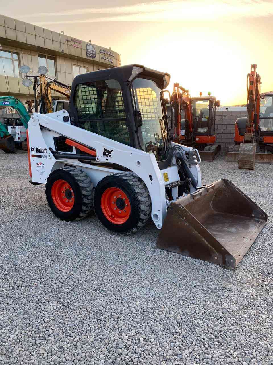 السلام عليكم عندي الاليات شفلات بوبكات زغير كيله وبرينه ونقار وبوكلاين للايجار مكاني بغداد وشتغل جميع المحافضات ***********
