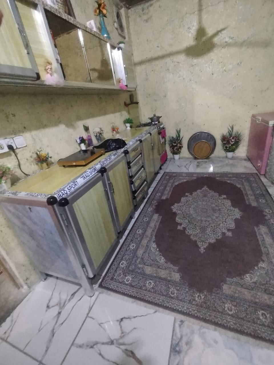 بيع مستعجل
200 متر للبيع غرفتين وصاله ومطبخ وتخاريج داخل وخارج واستقبال ناحيه الرضويه السعر  40
***********
