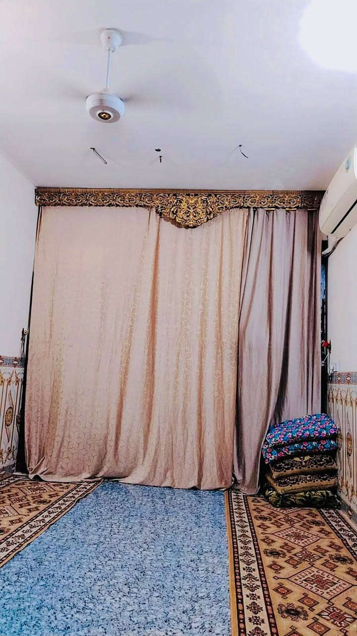 الشعب حي البساتين 
السلام عليكم  دار للبيع مساحته ١٠٠متر ٥×٢٠ بناء جديد2025يتكون البناء من غرفه نوم من مطبخ حار وبارد و+استقبال +خدمات داخل وخارج بيه كراج جنس الارض سند الاصفر العنوان الشعب حي البساتين قرب ابو رحاب المختار بيت مناسب مستعجلين على البيعه للستفسار بس اتصال ***********
