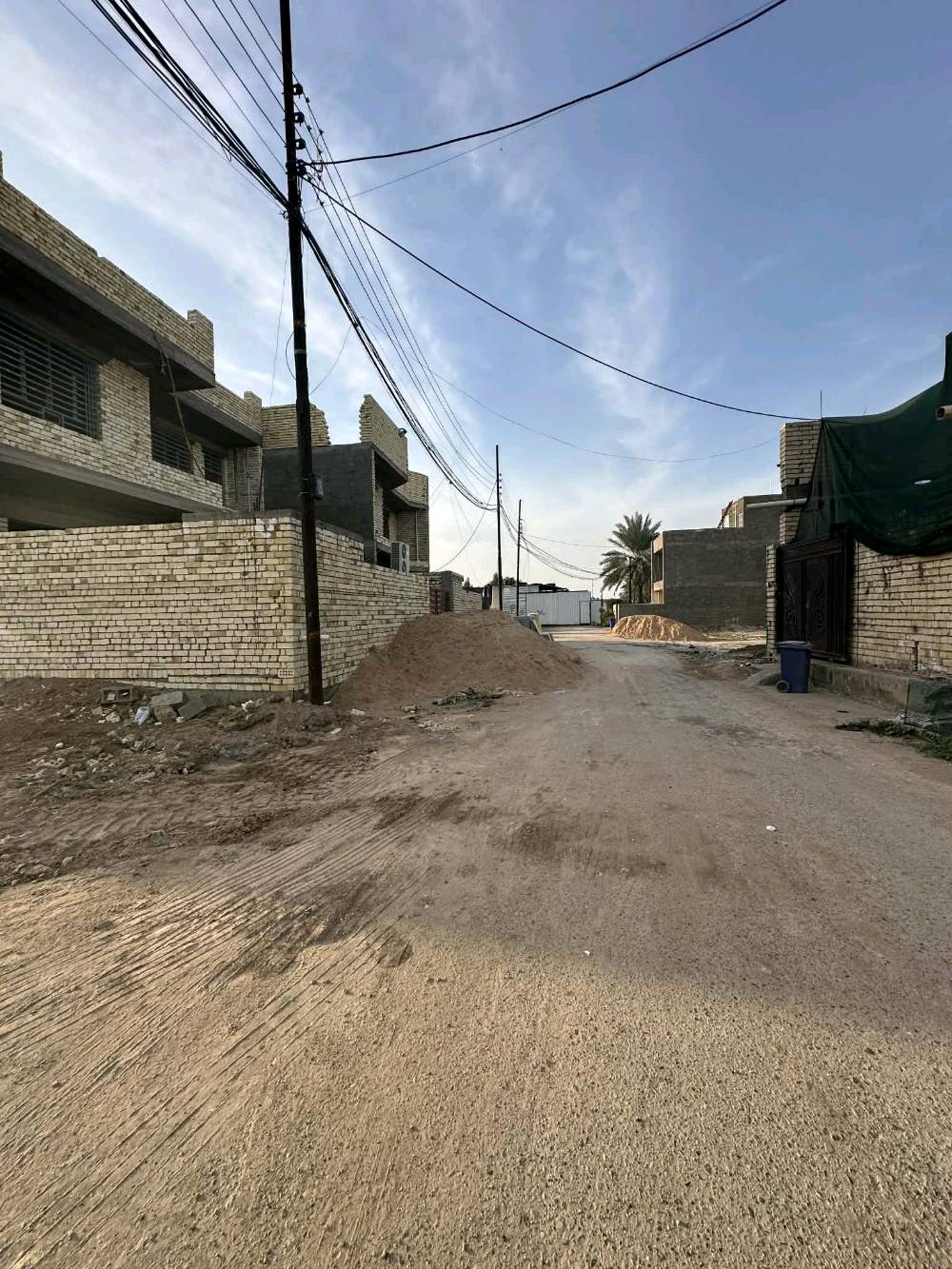 أرض سكنية للبيع في منطقة هادئة وموقع ممتاز. تناسب بناء منزل أو مشروع استثماري، محاطة بمساكن جديدة ويوجد بها بنية تحتية كهربائية قريبة. 

المنطقة تتطور بشكل سريع وقريبة من الخدمات الرئيسية مثل المدارس والأسواق.

فرصة ممتازة للاستثمار أو البناء الشخصي.