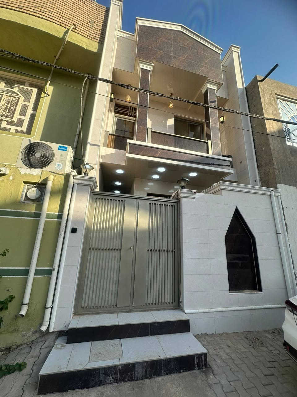 دار للبيع في حي السلام مساحه ١٠٠متر ثلاث غرف نوم ٢صاله والاستقبال ومطبخ صحيات جديد غير مسكون مكان مميز جدا صب كونكريت بناه درجه اولى هندسي شارع 10 مفتوح على شارع 25 وشارع 15 منطقه 61
مكتب الرحمن للعقار *********** احمد الكعبي
