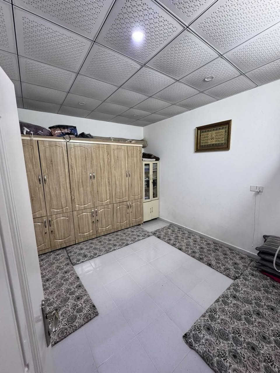 كود رقم 925
منزل للبيع في #هولير_ستي 
مساحه 200 متر 
يتكون من 
2 غرف نوم _ استقبال _مطبخ_صاله 

البيت جداً نظيف موقع مميز 
يوجد معه محلين تجاري تتأجر 400 ألف 
على شارع 20 
ماء + كهرباء ممتازه 
للمزيد من المعلومات يرجى الإتصال على الأرقام التالية 
***********
***********

 #عقارات_اربيل #بيع_وشراء #شركة_باب_النجاح_للعقارات أربيل, العراق
