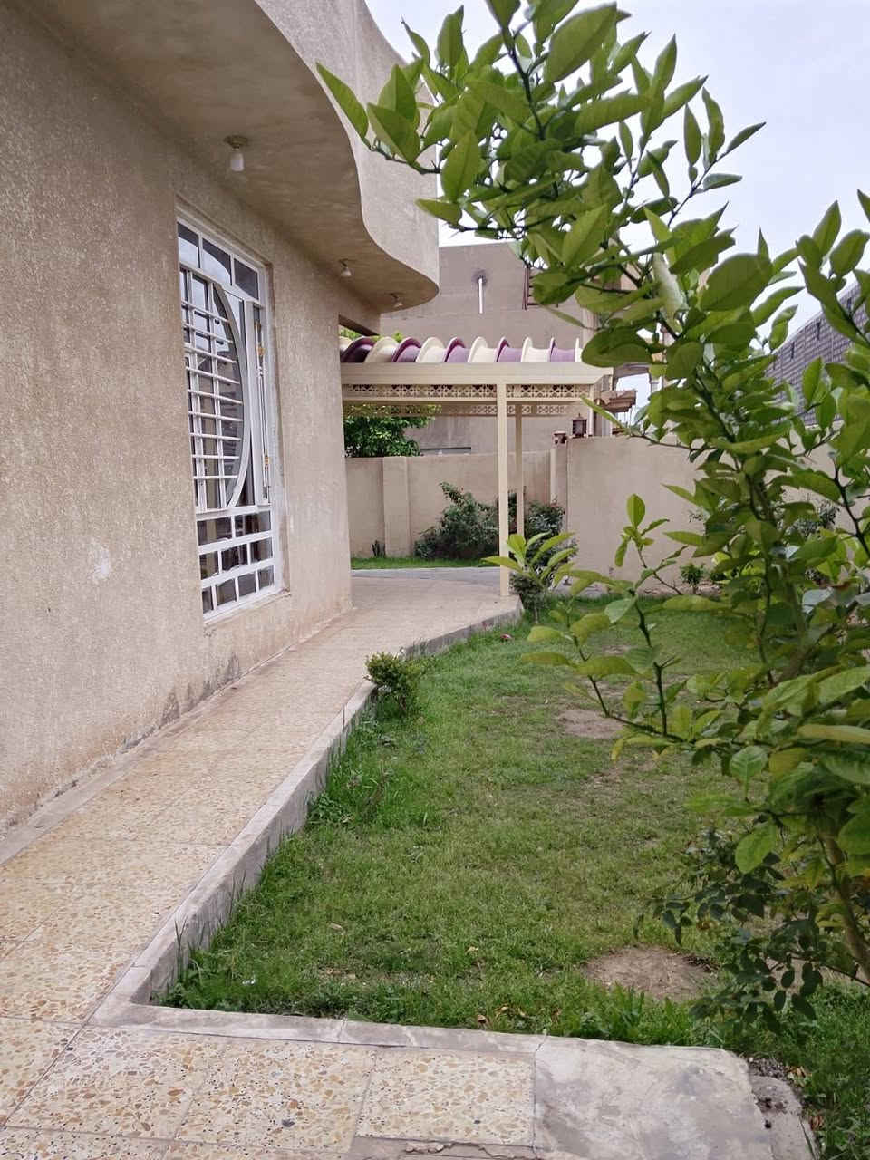 دار للبيع 300 متر سند 25
#مقابل عمارة فلاح طابقين يبعد عن الشارع 20 متر 
#غرف نوم عدد 4 
#الطابق الاول بناء بلوك والثاني طابوق 
للإستفسار 
#قمة_الأرض_للعقار_والمقاولات_المحدودة
***********_***********
