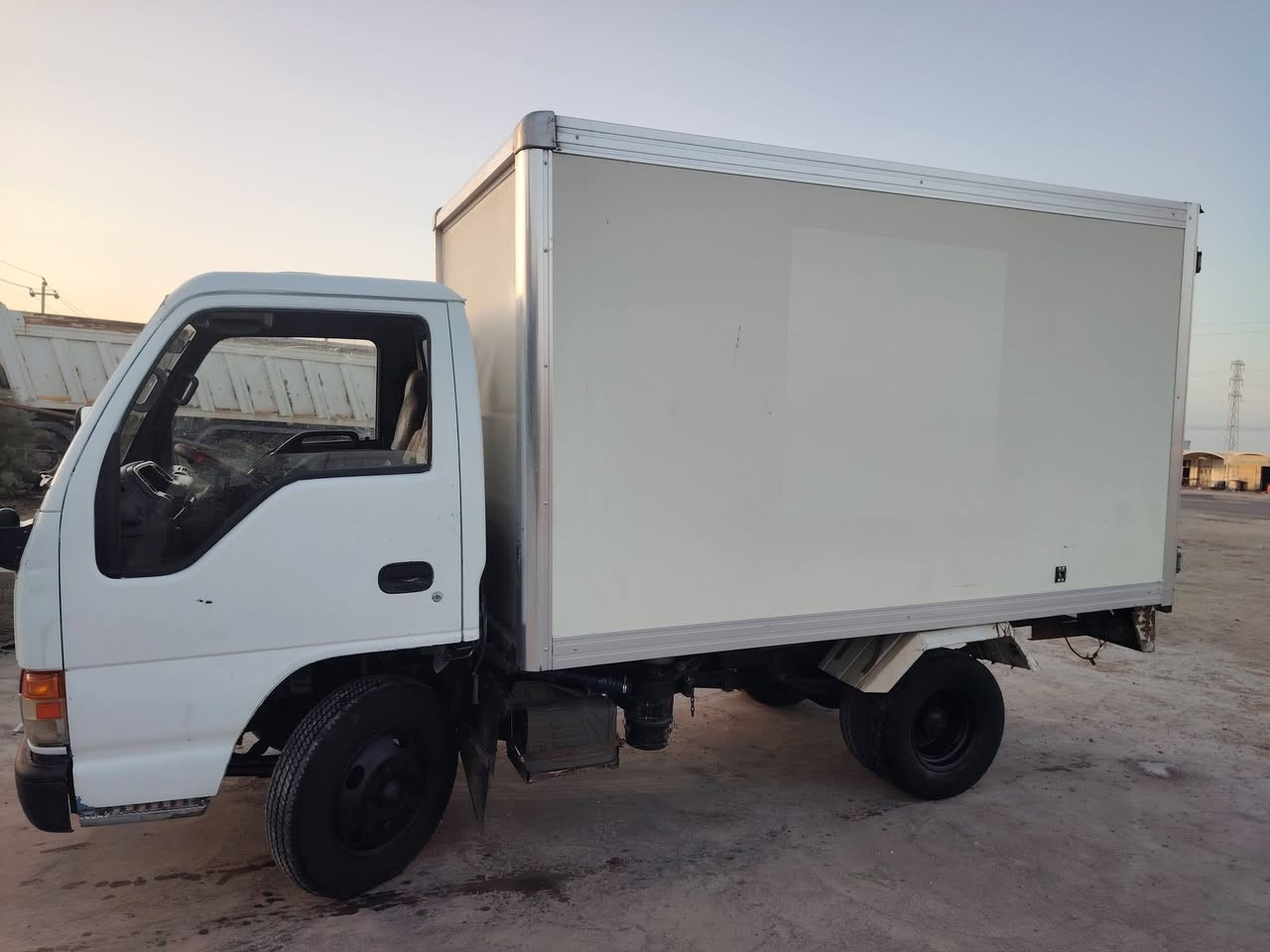 السلام عليكم اخوان ازوزه حافضه مكينه كنتر اربعه اسلندر رقم الماني بصره نضيفه كلش حداديه طخم تاير كهربائيات كلهه شغاله سياره خير من الله مكينه كير اكسل شاصي رقم شاصي كلهم مكفولات مكان السياره ميسان السعر 68  وبيهه مجال للطيبين
***********
***********
