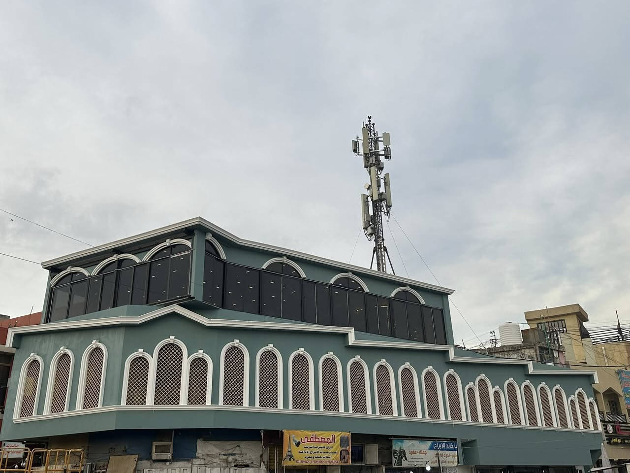 السلام عليكم ورحمة الله يضهر  بالصور شكل الواجها قبل وبعد العمل الوان من شركة جوتن للأصباغ 

مهيمن الصباغ ***********
